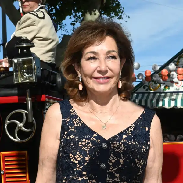 Ana Rosa Quintana elige el vestido de flores y encaje más elegante para una tarde en el Real de la Feria de Sevilla
