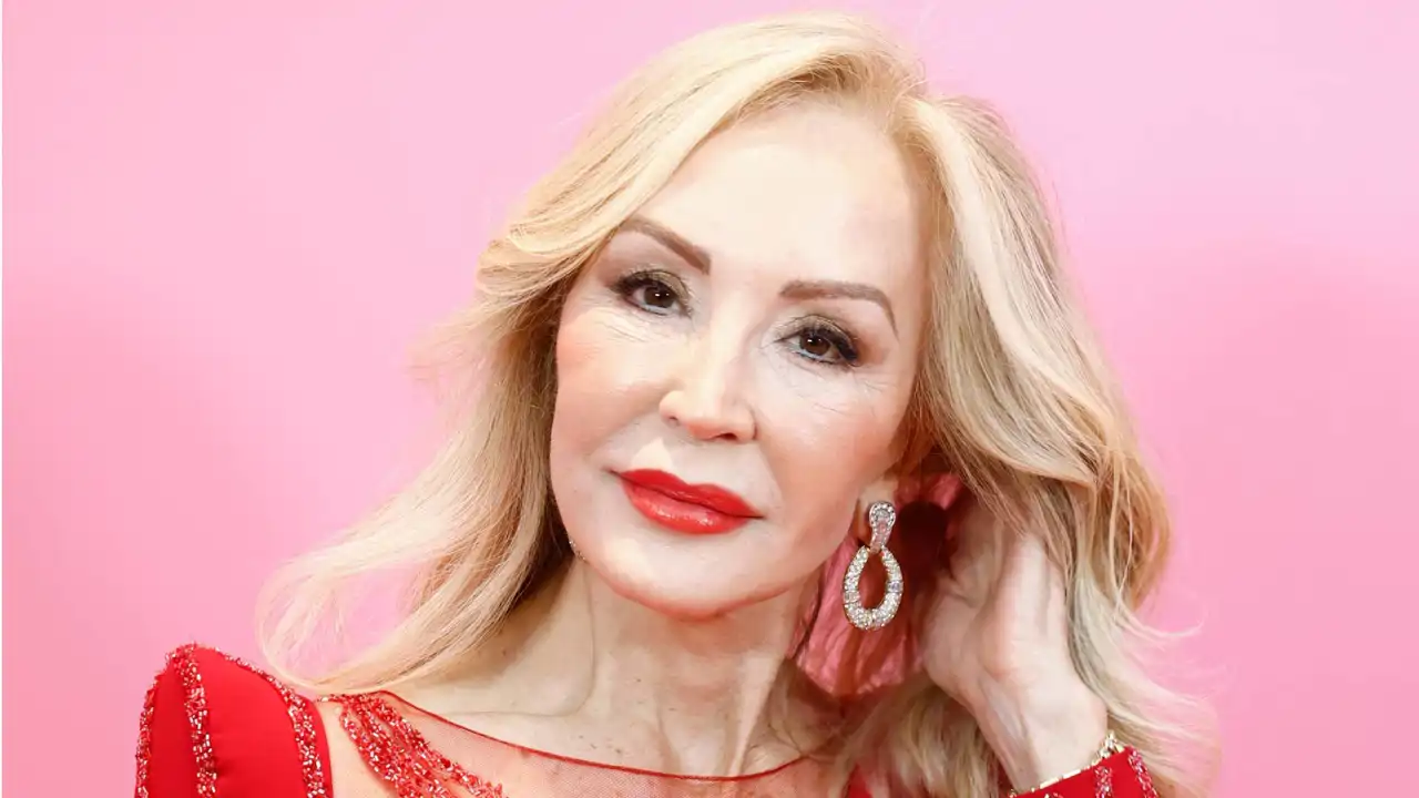 Carmen Lomana posando ante las cámaras