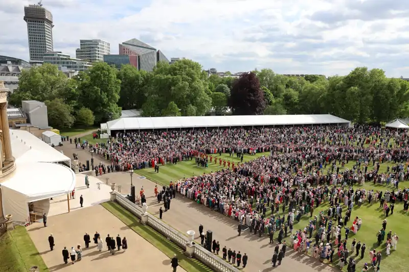 Detalle de los cientos de invitados a esta recepción especial en los jardines de Buckingham