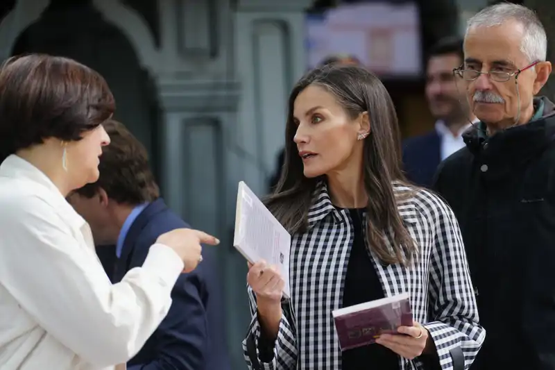 El look de la Reina Letizia en la Cuesta de Moyano por su centenario