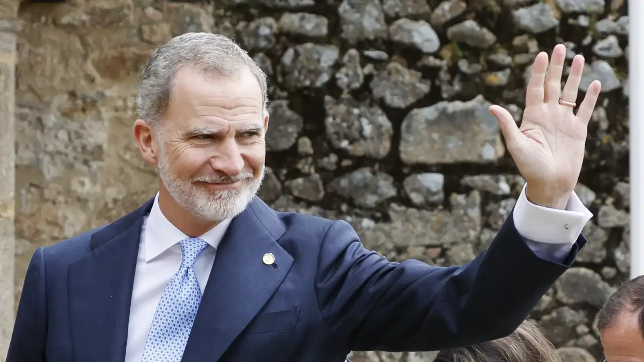 El Rey Felipe VI saluda amablemente 