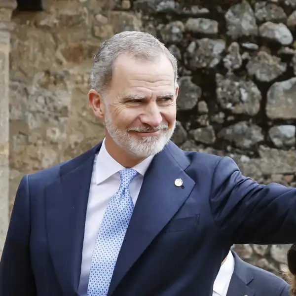 El Rey Felipe VI saluda amablemente 