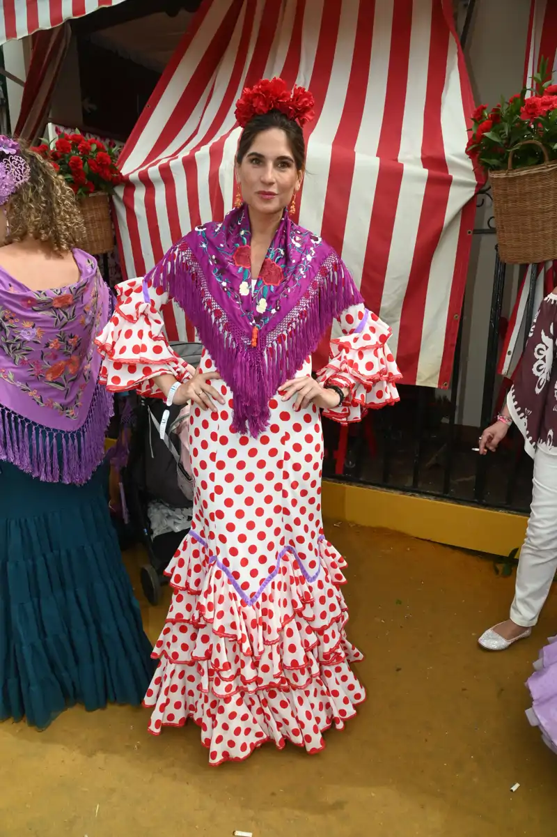 El vestido de lunares rojos de Lourdes Montes en la Feria de Abril 2025