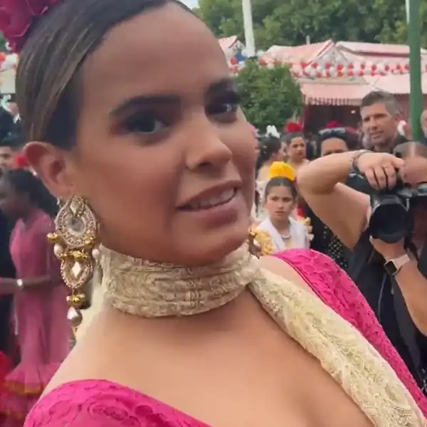 Gloria Camila evita posar con Álvaro García en la Feria de Abril 2025