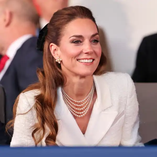 Kate Middleton impresiona con su nueva imagen vestida de blanco: bolso de lujo, collar de perlas y lazo en la cabeza