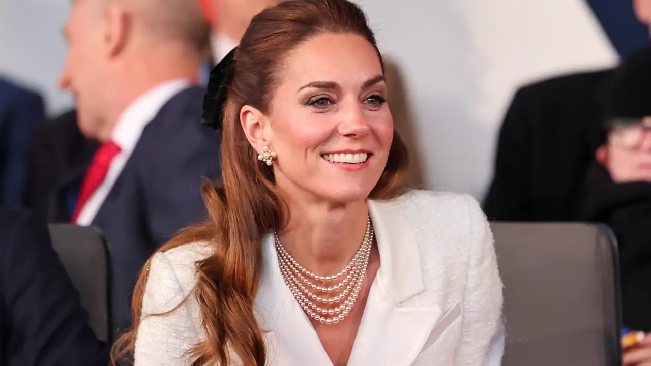 Kate Middleton impresiona con su nueva imagen vestida de blanco: bolso de lujo, collar de perlas y lazo en la cabeza