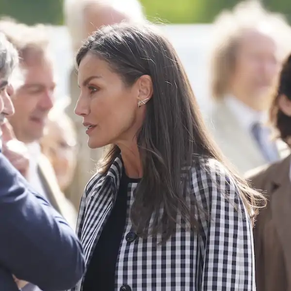 La Reina Letizia arrasa en su regreso a Madrid con el trench de cuadros vichy de súper tendencia