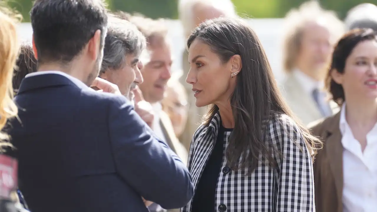 La Reina Letizia arrasa en su regreso a Madrid con el trench de cuadros vichy de súper tendencia