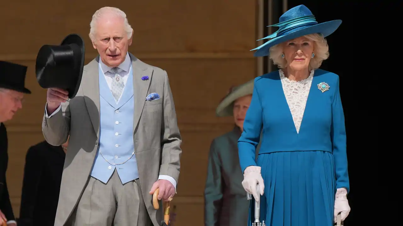Los Reyes Carlos y Camilla durante la recepción de la fiesta en el jardín de Buckingham