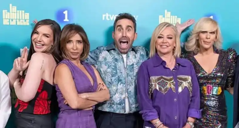 María Patiño con sus compañeros de La familia de la tele