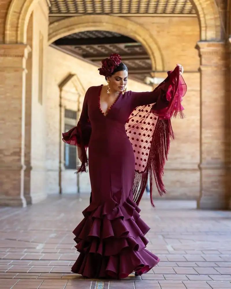 Marisa Jara y su precioso vestido burgundy 