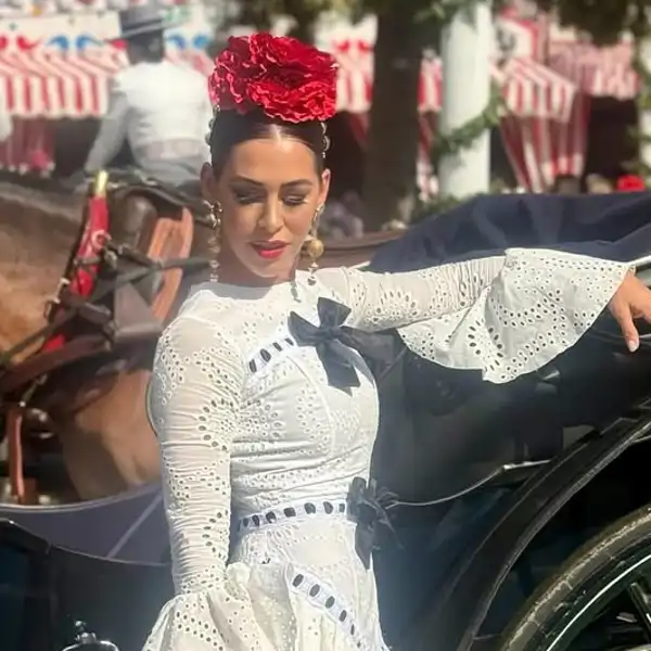 Jessica Bueno y la hermana de Sergio Ramos sorprenden en la Feria de Abril al coincidir con el mismo traje de flamenca, el favorito de las famosas
