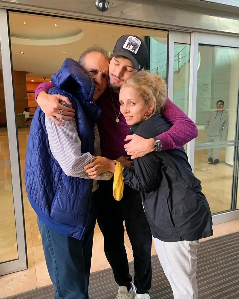 Sebastián con sus padres