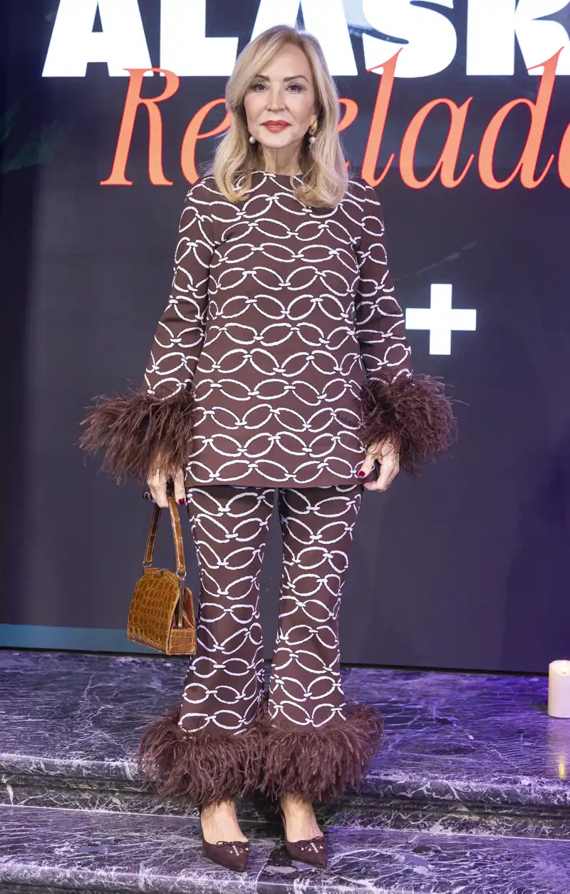 Vuelven los jeans cigarrette, los pantalones más elegantes para combinar con camisas y blusas románticas