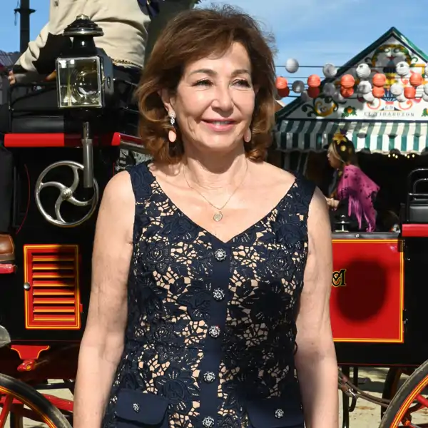 Ana Rosa Quintana apuesta por el vestido de flores y encaje más elegante para disfrutar en el Real de la Feria de Sevilla