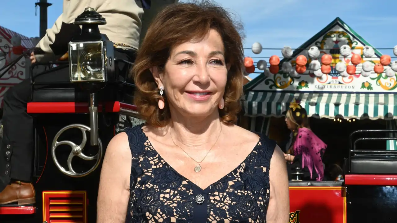Ana Rosa Quintana apuesta por el vestido de flores y encaje más elegante para disfrutar en el Real de la Feria de Sevilla