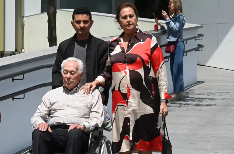 Curro Romero abandona el hospital junto a Carmen Tello