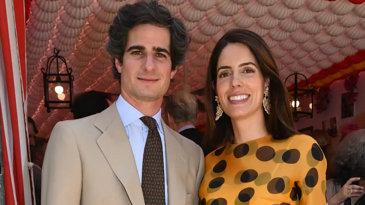 Sofía Palazuelo eclipsa en la Feria de Abril con la alternativa más elegante al traje de flamenca: un diseño midi ideal para lucir con sandalias