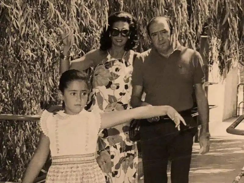 Vicky Martín Berrcoal con sus padres