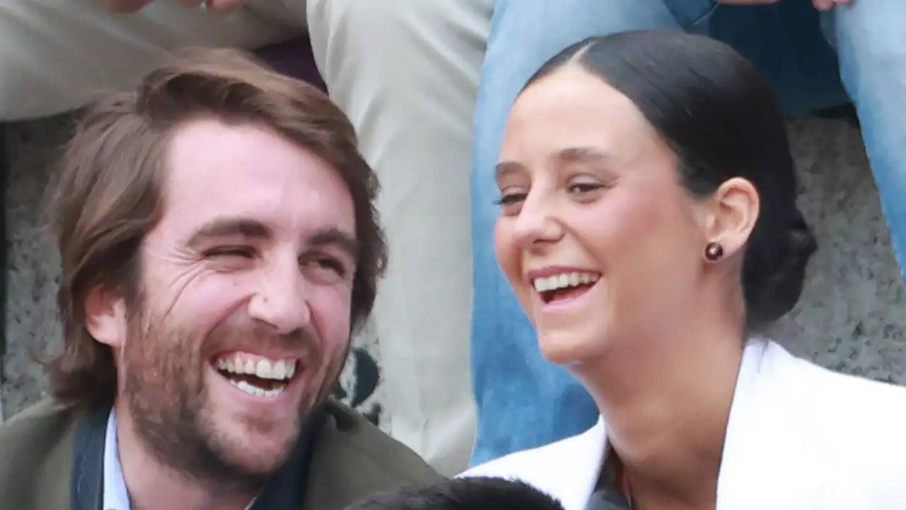 Victoria Federica y Borja Moreno, derroche de complicidad en su aparición más esperada: un beso, carantoñas y una pasión compartida 