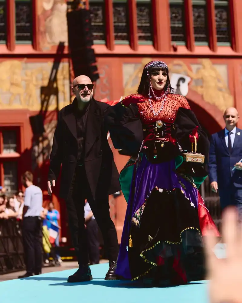 El grupo Shkodra Elektronike, de Albania, impresiona con su look