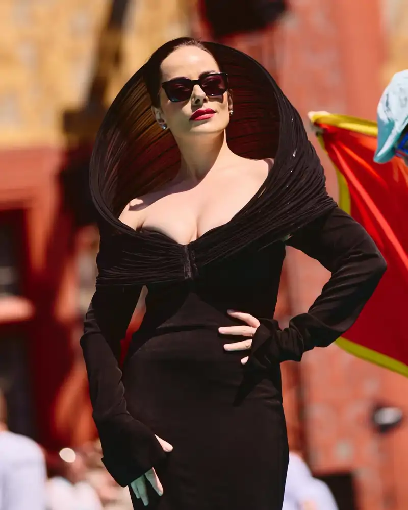 Nina Žižic sorprende con su elegante look