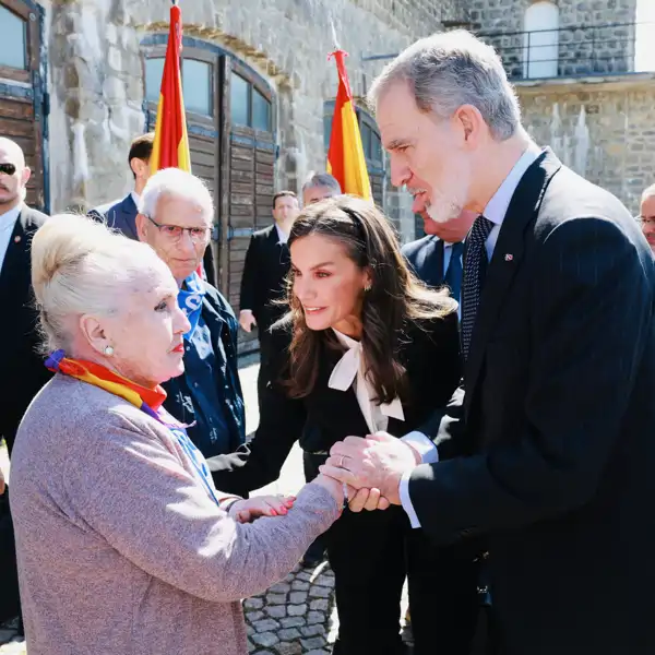 Los Reyes Felipe VI y Letizia, muy conmovidos, dan una muestra de unión en el 80 aniversario de la liberación de Mauthausen