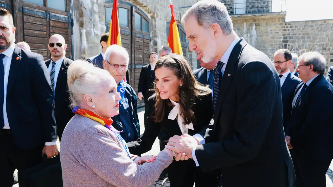Los Reyes Felipe VI y Letizia, muy conmovidos, dan una muestra de unión en el 80 aniversario de la liberación de Mauthausen
