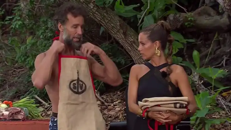 Álvaro Muñoz Escassi con Laura Madrueño tras ganar la prueba de Supervivientes