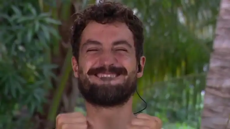 Joshua feliz al recibir la noticia de su permanencia en Supervivientes