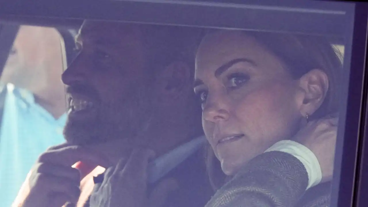 Kate Middleton y el Príncipe Guillermo en un coche