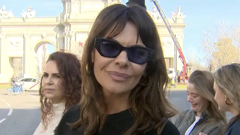María José Suárez con gafas de sol