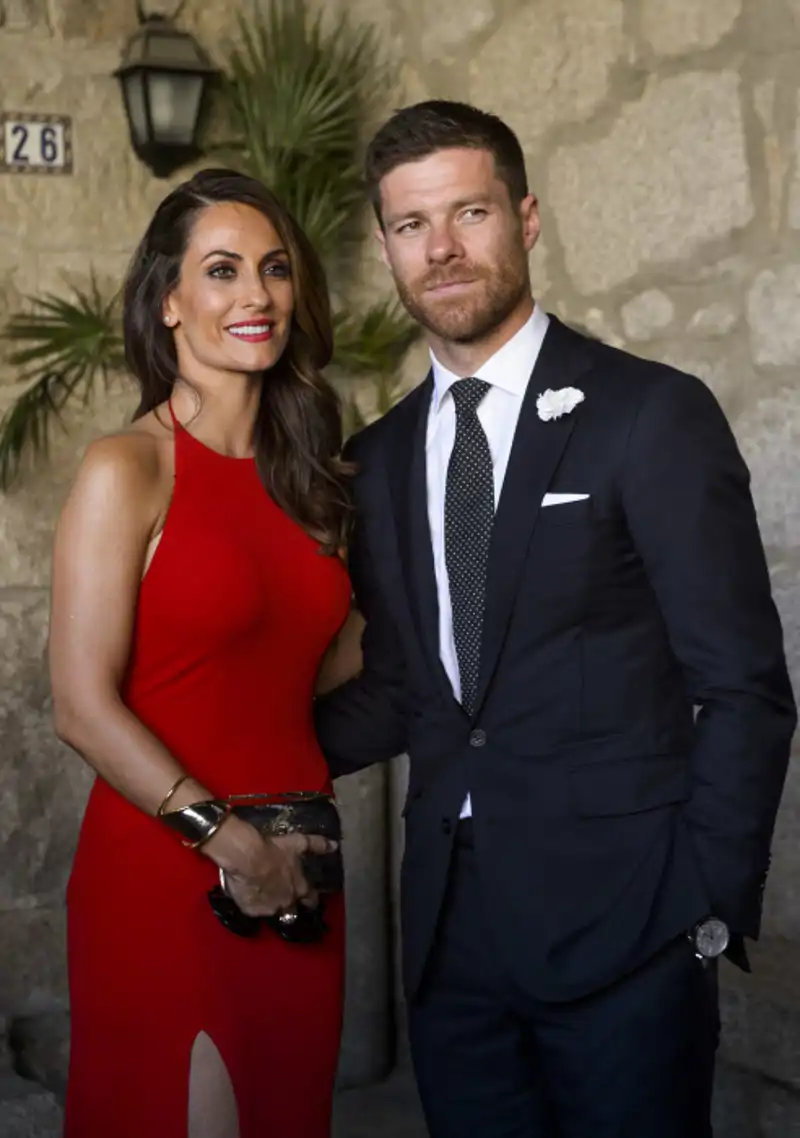 Nagore Aranburu y xabi Alonso durante una celebración