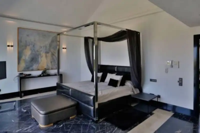 Una de las habitaciones de la mansión marbellí de Carmen Janeiro 
