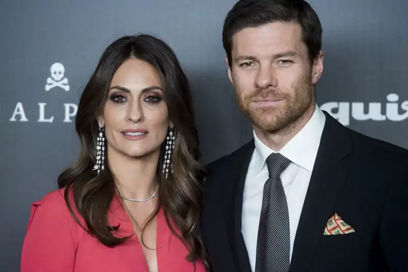 Xabi Alonso y Nagore Aranburu posan durante un photocall