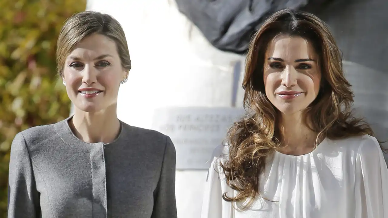 Acaba de llegar a Zara la versión chic veraniega del top-péplum con el que la Reina Letizia casi eclipsa a Rania de Jordania 