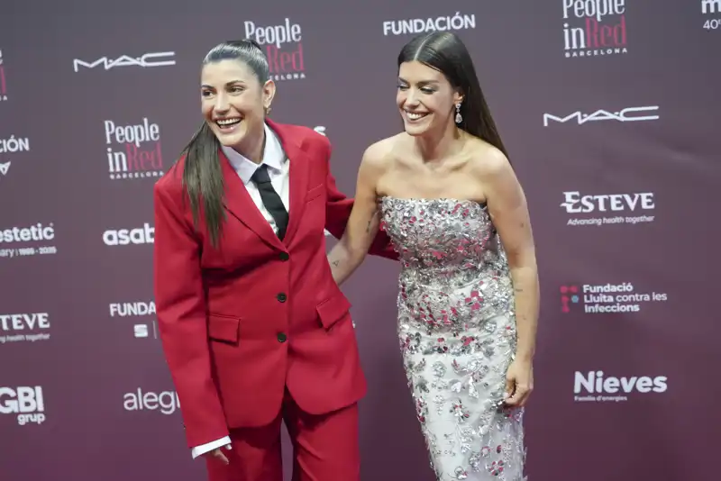 Alba Paul y Dulceida durante la Gala People in Red 2025