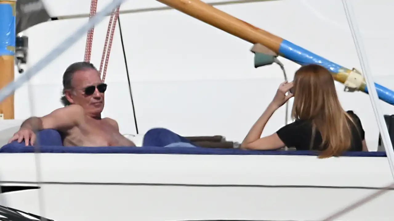 Bertín Osborne y una periodista, en un barco.