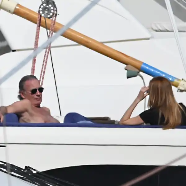 Las fotos de Bertín Osborne y la periodista Lali que confirman que pasaron una divertida jornada en un barco