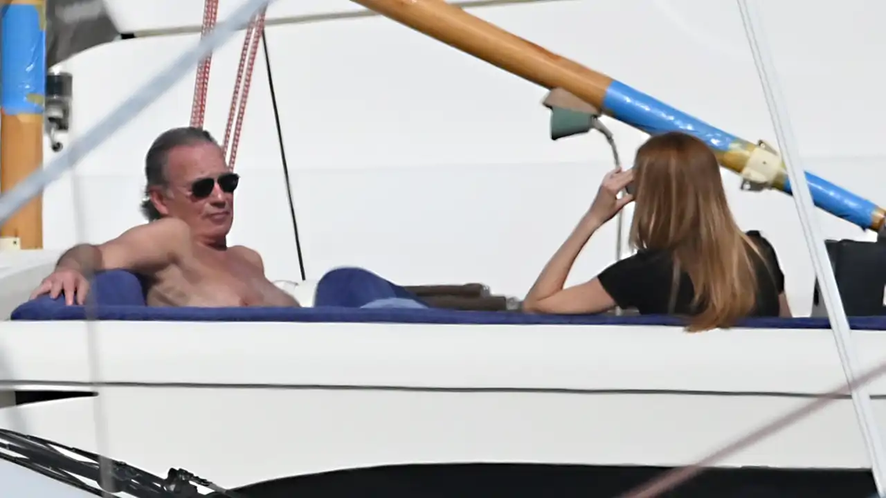 Las fotos en exclusiva de Bertín Osborne y la periodista Lali que confirman que pasaron una divertida jornada en un barco