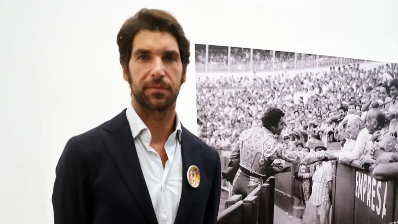 Cayetano Rivera posa durante una exposición 