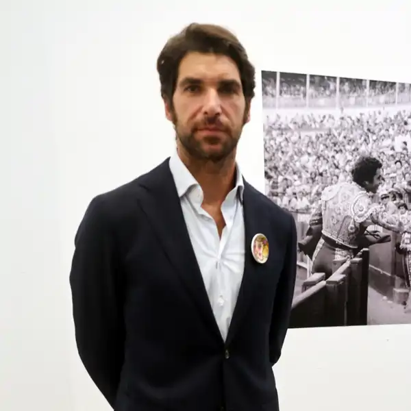 Cayetano Rivera abre las puertas del salón de su espectacular chalet de 200 m2, situado en una urbanización de lujo a las afueras de Sevilla 
