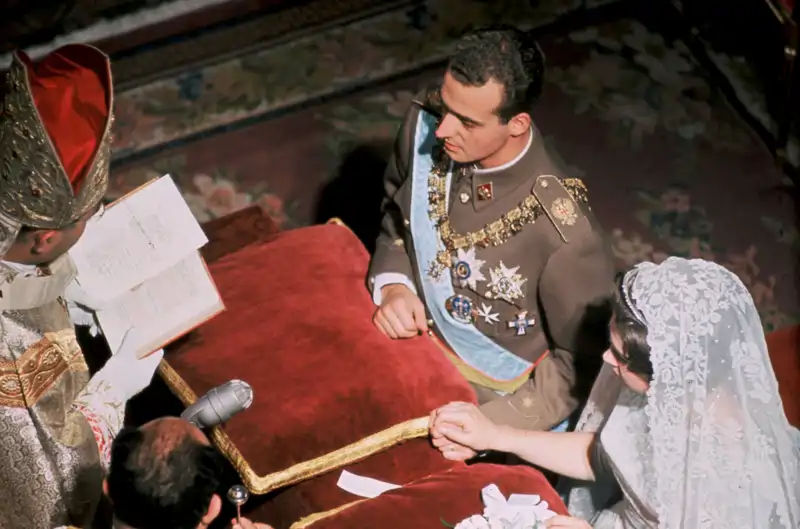 Fotografía de un momento de la celebración de la boda por el rito católico en la Catedral de San Dionisio de Atenas. 