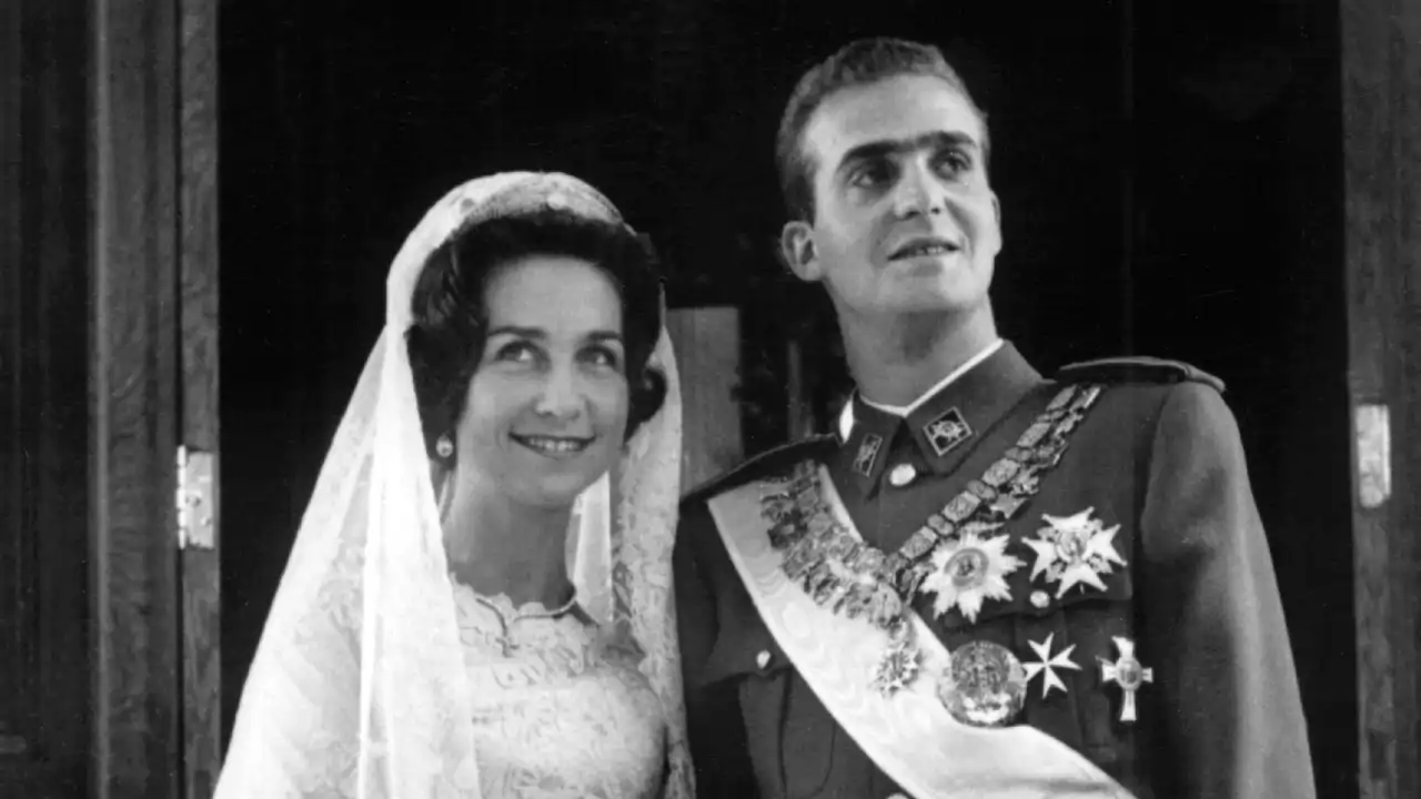 Instantánea de la boda de Juan Carlos y Sofía el 14 de mayo de 1962 en el Palacio Real de Atenas.