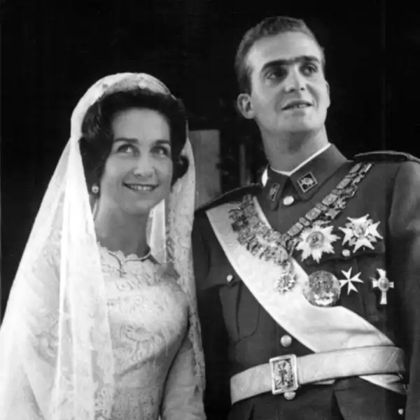 Instantánea de la boda de Juan Carlos y Sofía el 14 de mayo de 1962 en el Palacio Real de Atenas.