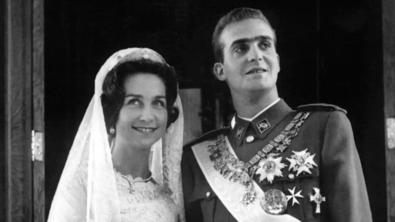 La intrahistoria de la boda de Juan Carlos y Sofía hace 63 años: De la oposición de Franco al papel de Cayetana de Alba