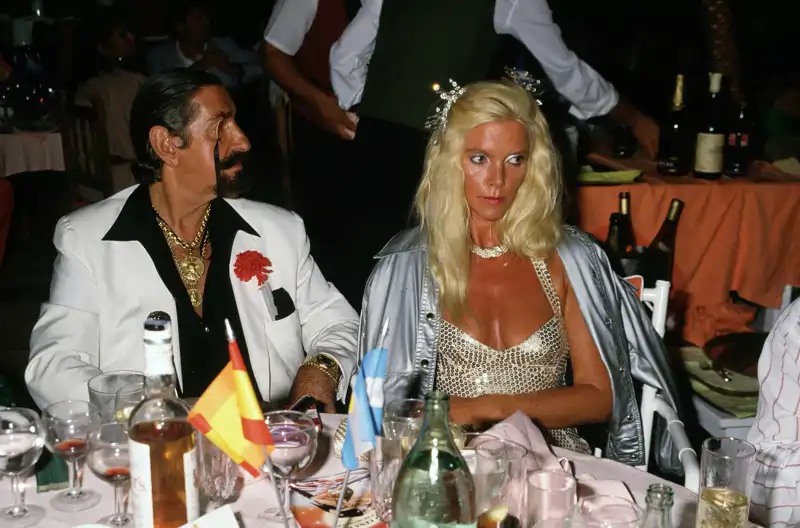 Jaime de Mora y Aragón junto a Gunilla Von Bismarck en una fiesta en Marbella en 1989.