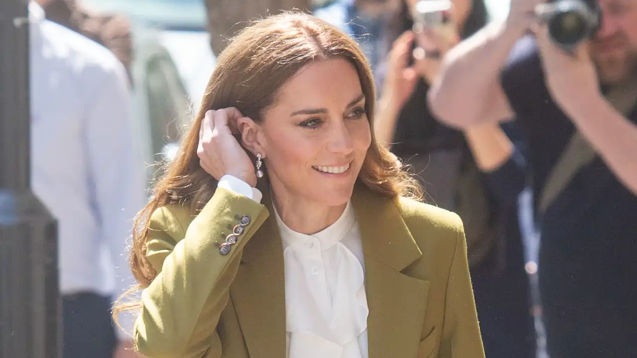 Kate Middleton arrasa con traje de Victoria Beckham y la camisa de chorreras que puedes encontrar en Massimo Dutti por menos de lo que imaginas