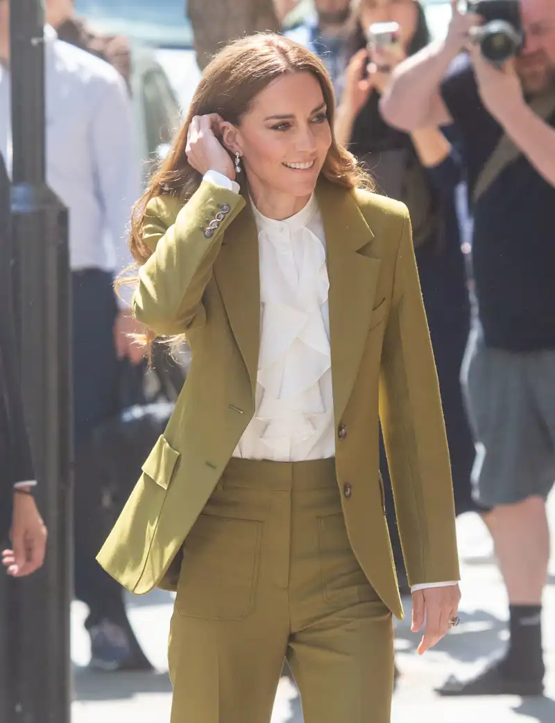 Kate Middleton arrasa con traje de Victoria Beckham y la camisa de chorreras que puedes encontrar en Massimo Dutti por menos de lo que imaginas