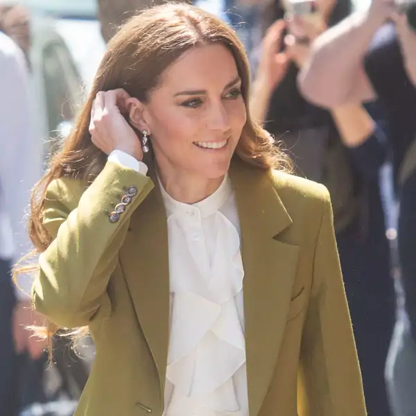 Kate Middleton arrasa con traje de Victoria Beckham y la camisa de chorreras que puedes encontrar en Massimo Dutti por menos de lo que imaginas
